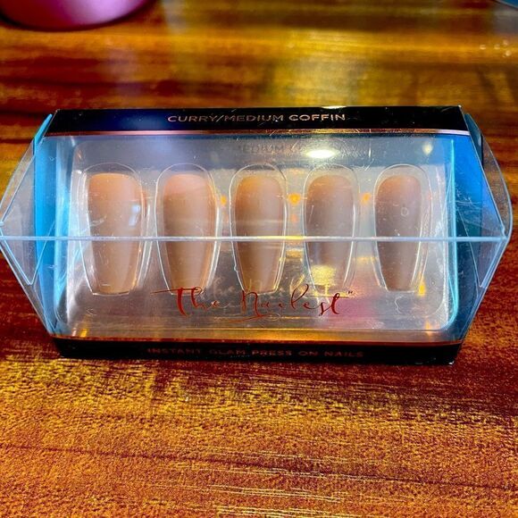 NWOT Set of Temporary/Artificial Nails - Picture 1 of 4